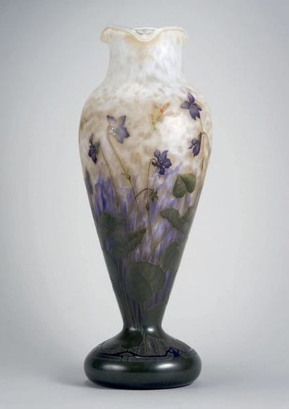 DAUM Nancy Important vase balustre à col mouvementé en verre multicouche à décor...