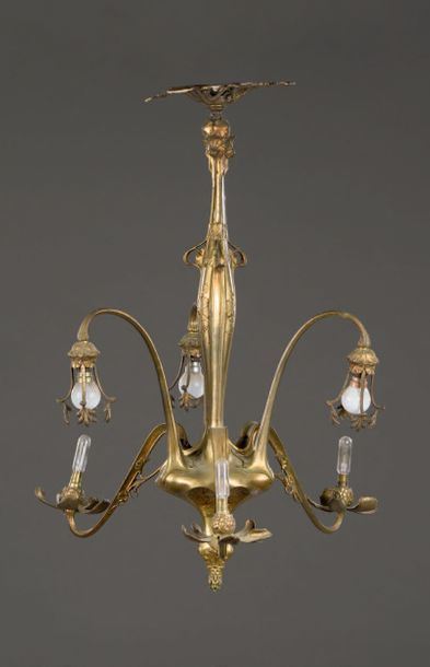 Travail art nouveau français Important lustre en bronze doré à six bras de lumière...