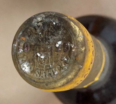 null 1 bouteille CHÂTEAU D'YQUEM - 1er Gc supérieur
Sauternes 1975.
Étiquette tachée,...