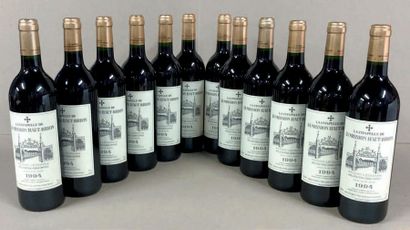 null 12 bouteilles La CHAPELLE de la MISSION HAUT BRION - Pessac Léognan 1994.
Caisse...