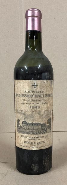 null 1 bouteille CHÂTEAU LA MISSION HAUT BRION - Pessac Léognan 1949.
Étiquette tachée,...