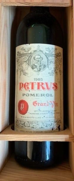 null 1 bouteille PETRUS - Pomerol 1985 Griffures sur l'étiquette.
Coffret Maison...