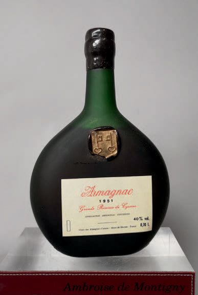 null 1 bottle 70cl ARMAGNAC GRANDE RESERVE DE CYRANO 1951.
Slight evaporation.