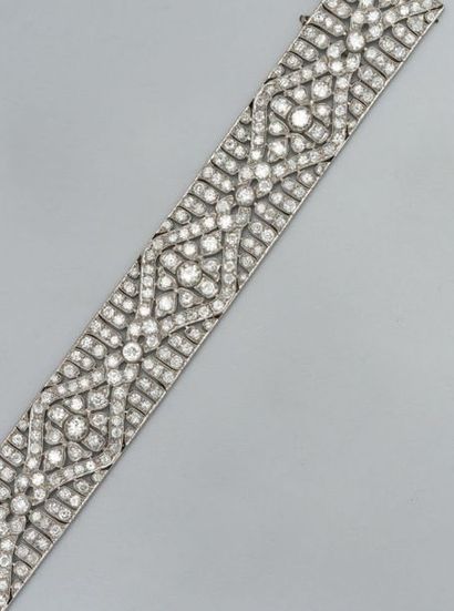 null Élégant bracelet ruban en platine et or gris à décor ajouré entièrement orné...
