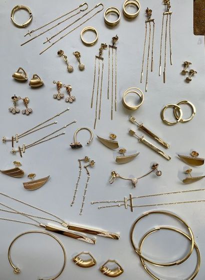 null B9* Lot de bijoux en or jaune 750/1000 comprenant 19 paires de boucles d’oreille,...