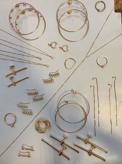null B19* Lot de bijoux en or rose 750/1000 comprenant 19 paires de boucles d’oreille,...