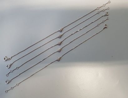 null B41* Lot de 5 bracelets en or blanc 750/1000 du même modèle, composé d’une chaîne...