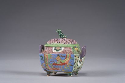 CHINE Small quadripod porcelain perfume burner with polychrome and gold decoration...