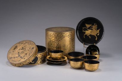 THAÏLANDE Lacquered wooden set with gold decoration, comprising two compartment boxes,...
