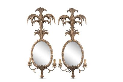 null Paire de miroirs d'applique ovales à deux bras de lumière en bois et tôle argentée,...