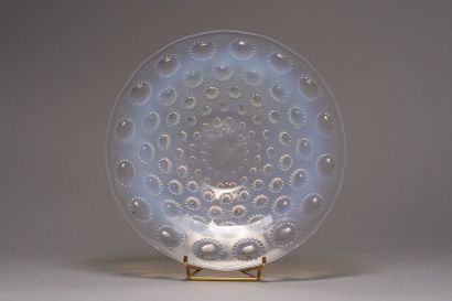 René LALIQUE (1886-1945) 
Open cup model "Asters n°2" in opalescent pressed glass.
Signed...