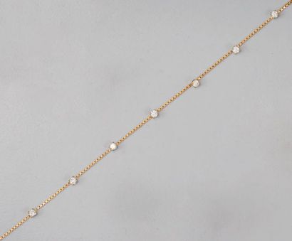 null *Necklace in yellow gold (750/1000) adorned with eleven small diamonds.
Gross...