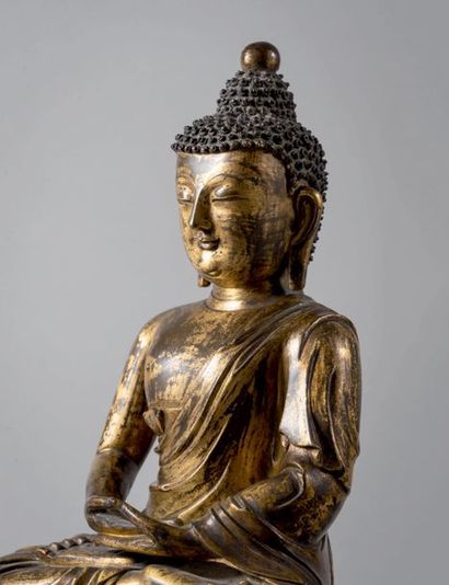  Très rare sculpture de Bouddha Amitabha en bronze doré. Chine, Dynastie Ming, époque...