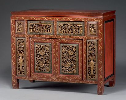 CHINE Red lacquered wood cabinet with openwork, polychrome and gold decoration of...
