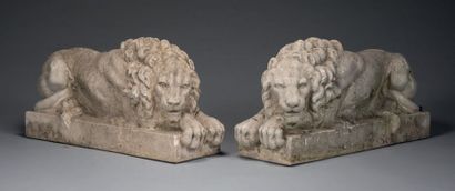 null *Pair of lions lying down forming a pendant in reconstituted stone.
Modern work.
Height:...