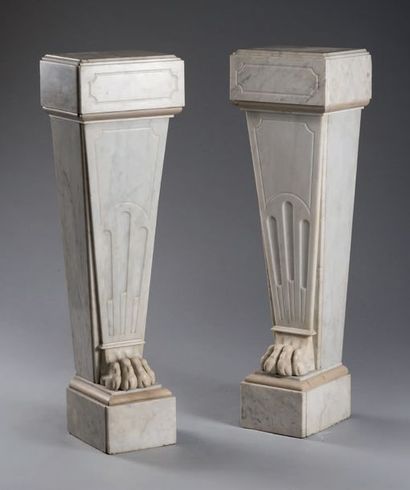 null Pair of grey veined white marble sheaths decorated with rough grooves and finished...
