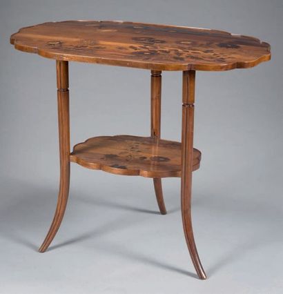 Émile GALLÉ (1946-1804) 
Table en bois de placage et marqueterie polychrome de fleurs...
