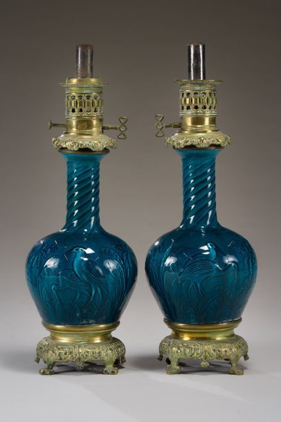 BORDEAUX (?) 
Pair of blue earthenware oil lamps with birds decoration, gilt bronze...
