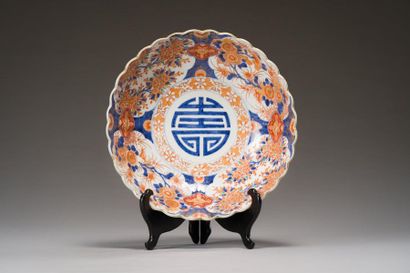 null JAPON : 
Coupe en porcelaine à décor polychrome et or dit Imari 
Époque Meiji...