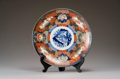 null JAPON :
Grand plat en porcelaine Imari de forme circulaire, décoré au centre...