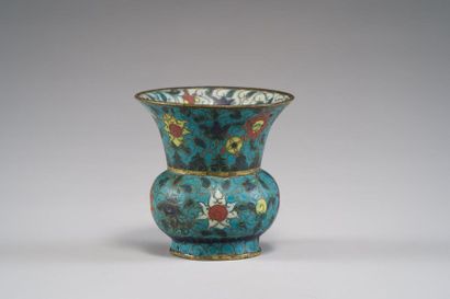 null CHINE :
Petit vase Zhadou en bronze et émaux cloisonnés à décor polychrome de...