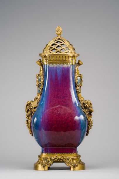 null CHINE : Vase Fangu flambé à couverte rouge nuancé violet et mauve. 
Marque et...