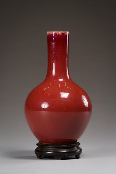null CHINE : 
Vase tianqiuping en porcelaine « sang-de-boeuf ».
Fin du XIXe, début...