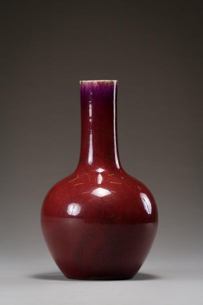 null CHINE : 
Vase tianqiuping en porcelaine « sang-de-boeuf » la panse globulaire,...