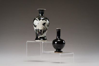 null CHINE : 
Vase en porcelaine émaillée blanche et rose pâle sur fond noir à décor...