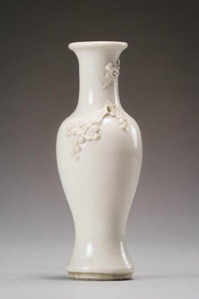 null CHINE : 
Vase balustre en porcelaine blanc de chine à décor en relief de branches...