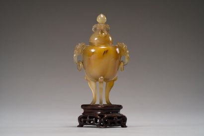 null CHINE : 
Petit vase tripode couvert en agate
Les anses en forme de têtes de...