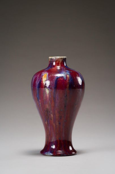 null CHINE : 
Vase de forme Meiping en porcelaine recouvert d'une belle glaçure flammée...