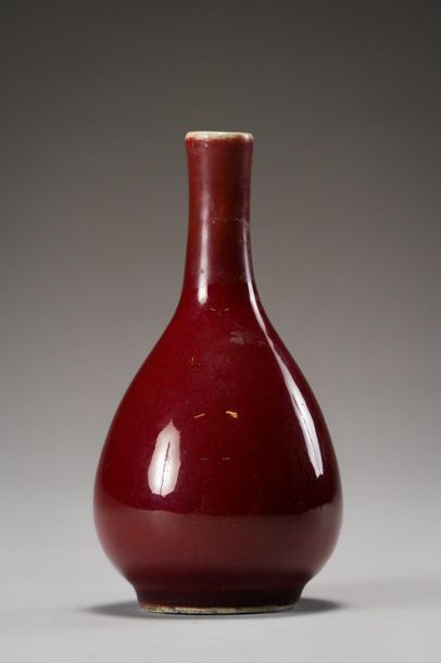 null CHINE : 
Vase en porcelaine « sang de boeuf ».
La panse piriforme surmontée...