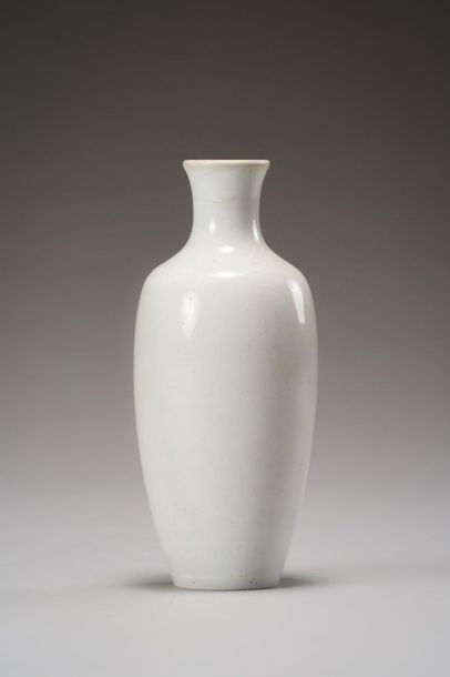 null CHINE : 
Vase balustre en porcelaine blanc de chine.
XIXe siècle. 
(Le col possiblement...