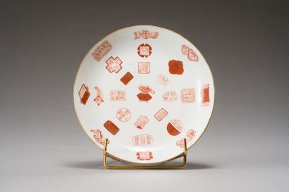 null CHINE : 
Coupe en porcelaine rouge de fer 
Circulaire, à décor de cachets en...