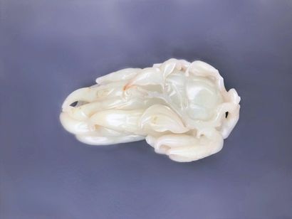 null CHINA
Richly carved jade Buddha hand.
19th century.
Length : 14,5 cm.