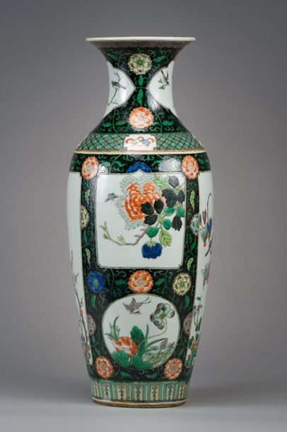 null CHINE : 
Vase balustre en porcelaine à décor polychrome aux émaux de la famille...