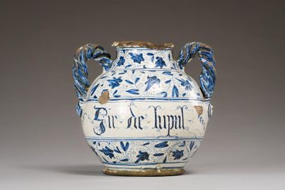 null TOSCANE OU FAENZA : 
Vase de forme ovoïde en faïence à décor en camaïeu bleu...