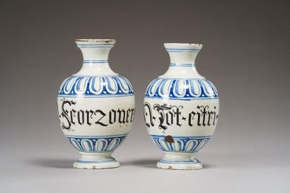 null ITALIE (Bassano) :
Paire de vases balustres en faïence à décor en camaïeu bleu...