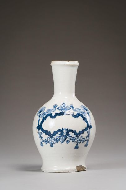 null DELFT : 
Vase bouteille en faïence à décor en camaïeu bleu d'un cartouche à...