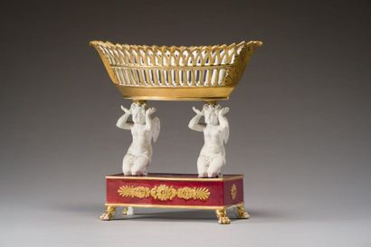 null PARIS : 
Importante coupe ajourée de forme navette en porcelaine à décor en...