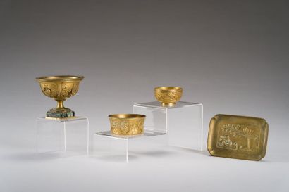 null Ensemble de quatre petites coupes vide-poches en bronze doré, l'une reposant...