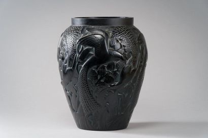 null Pierre d'AVESN (1901-1990)
Vase ovoïde en verre pressé moulé noir à décor en...