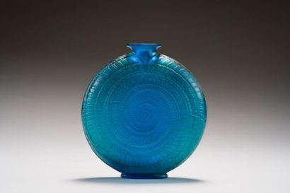 null RENÉ LALIQUE (1860-1945)
Vase modèle "Escargot" en verre pressé-moulé teinté...