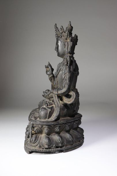 null CHINA
Guanyin sitting in bronze.
Probably 17th century.
H. : 22,8 cm.
Missing...