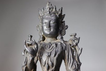 null CHINA
Guanyin sitting in bronze.
Probably 17th century.
H. : 22,8 cm.
Missing...
