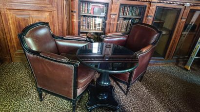 null Paire de fauteuils club en cuir brun, bois noirci.
Style Louis XVI.
H : 84 cm...