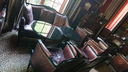 null Petit salon comprenant un canapé club style Louis XV, deux fauteuils club et...