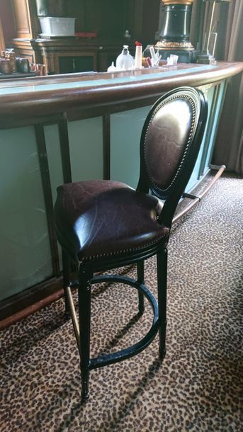 null Pair of brown leather bar stools, blackened wood.
Louis XVI style.
H : 115 cm...