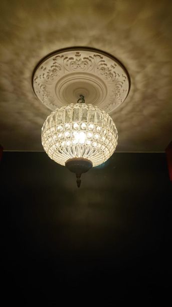 null Set of two ball hangers and two beaded basket sconces.
Suspension : H : 42 cm
Wall...